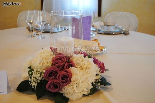 Romantico centrotavola realizzato con rose e candele