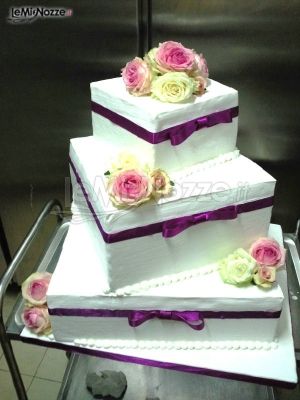 Wedding cake multistrato con nastro