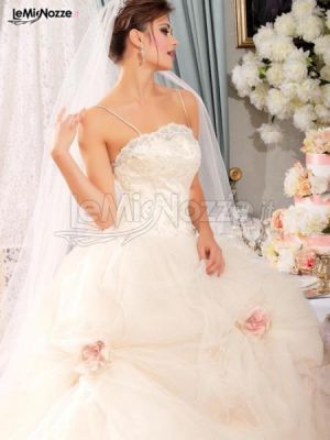 Vestito da sposa con rose in tessuto applicate sulla gonna