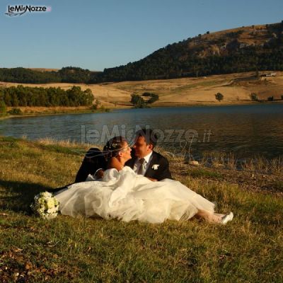 Salvo Annarolo Fotografia - Sposi con lago sullo sfondo