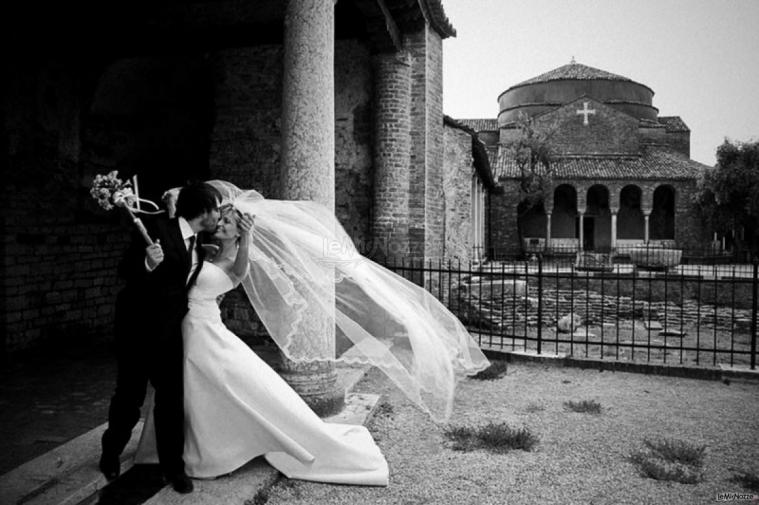 Foto in bianco e nero degli sposi © Marta Buso Photography