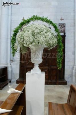 Fiori bianchi in vaso per la cerimonia in chiesa