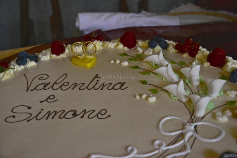 Stefania Manchisi - Torta con decorazioni floreali e fedi