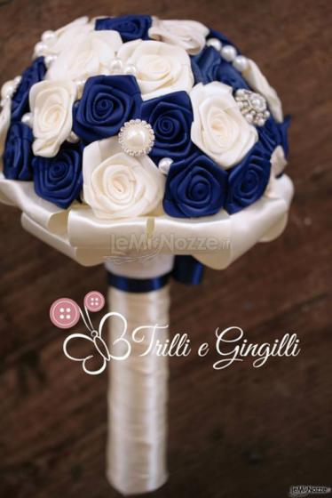 Bouquet rose in raso avorio e blu