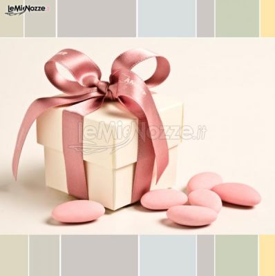 Scatolina con fiocco e confetti rosa