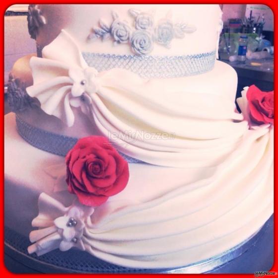 Particolare decorazioni drappeggiate per la wedding cake