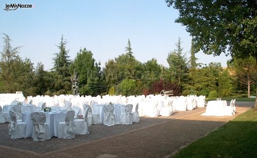 Allestimento tavoli per il ricevimento di matrimonio in giardino