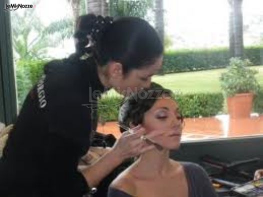 Sonia Sangiorgio al lavoro, mentre realizza un make up sposa