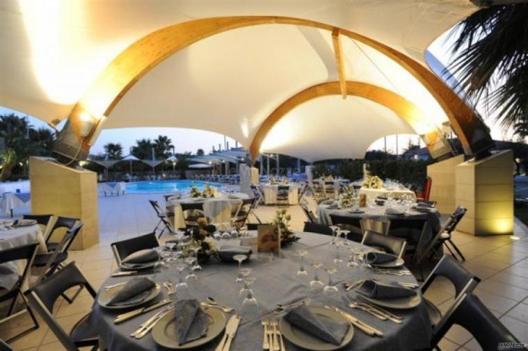 Allestimento tavoli per ricevimento di matrimonio a bordo piscina a Comiso (Ragusa)