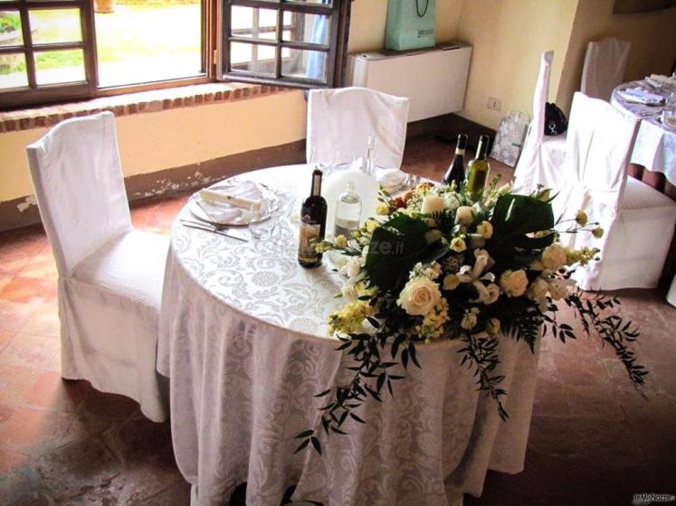 Castello di Cortanze - Gli addobbi floreali al tavolo degli sposi