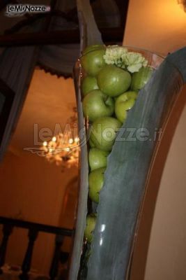 Allestimento con mele e foglie di agave realizzato dal Girafiore