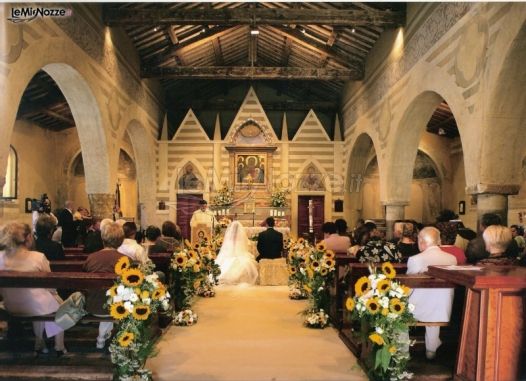 Decoro floreale per il matrimonio in chiesa