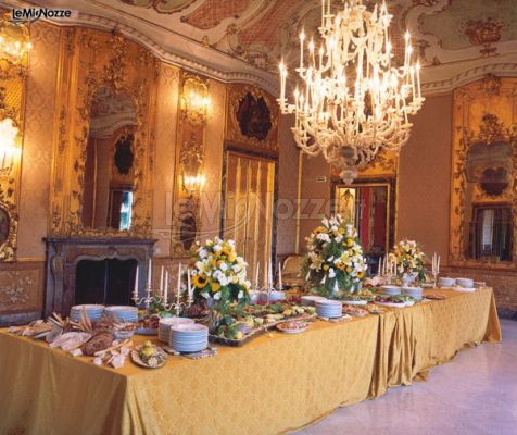Allestimento tavolo per aperitivo presso la location per ricevimento di matrimonio Palazzo Butera