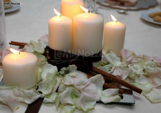 Candele e petali di rose per il matrimonio