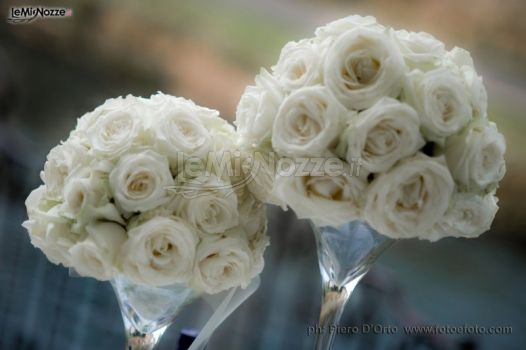 Addobbi floreali con rose bianche per il matrimonio