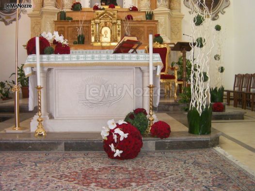 Decorazioni floreali per la chiesa con sfere rosse