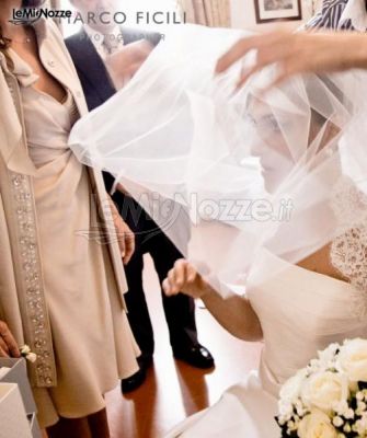 Foto della sposa durante i preparativi realizzata da Marco Ficili