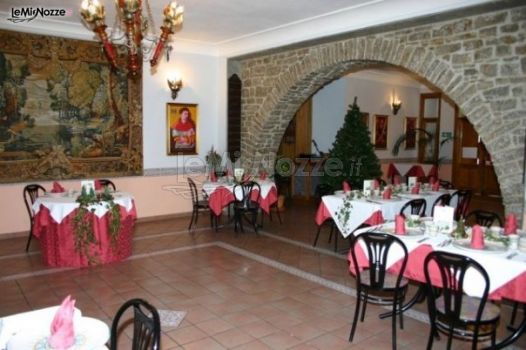 A Castellana - Allestimento dei tavoli del ricevimento sui toni del rosso