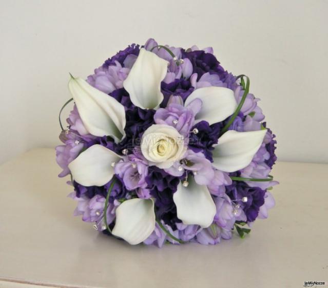 Bouquet gioiello in bianco e viola