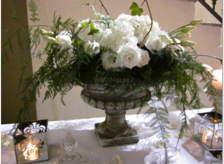 Dettaglio allestimento con vaso anticato - Amiche della Sposa