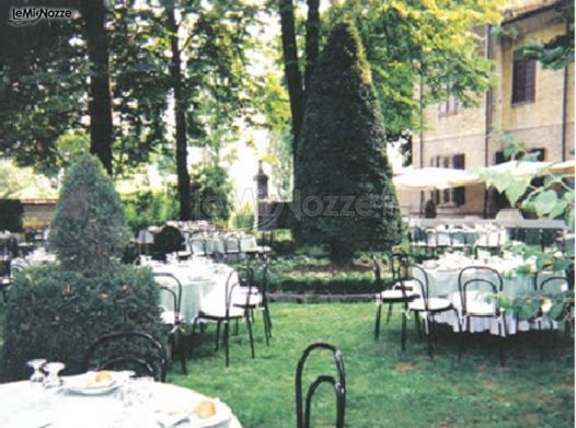 Tavoli per il buffet di nozze in giardino
