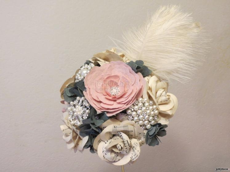 Paper Garden - Bouquet con piume e spille