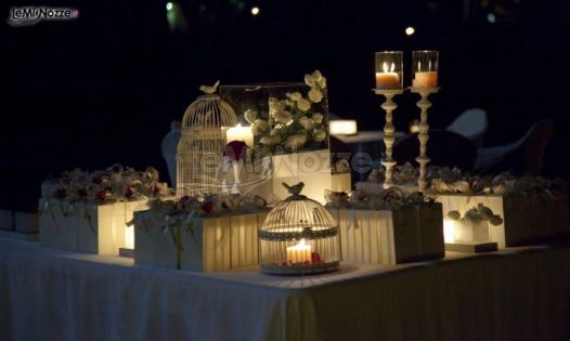 Romantici tavoli allestiti per il ricevimento di matrimonio