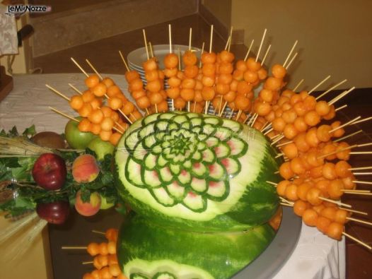Tavolo della frutta decorata allestito dal servizio catering