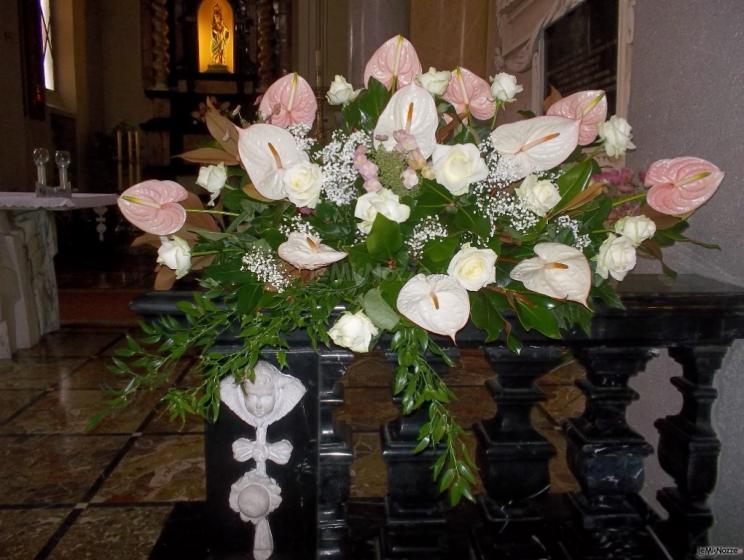 Composizione in chiesa su balaustra con anthurium bianchi e anthurium rosa