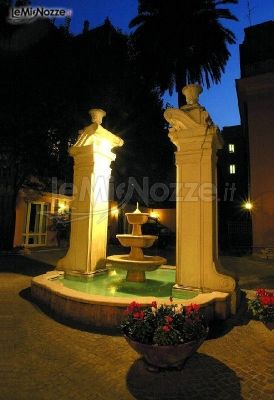Fontana in marmo a due colonne nella corte di Domus Talenti