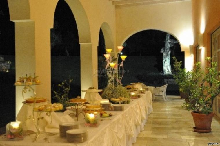 Villa Ciccorosella - Allestimento dei tavoli per il ricevimento di nozze sotto i portici