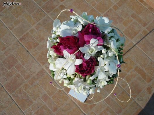 Addobbo per il matrimonio di fiori e perline
