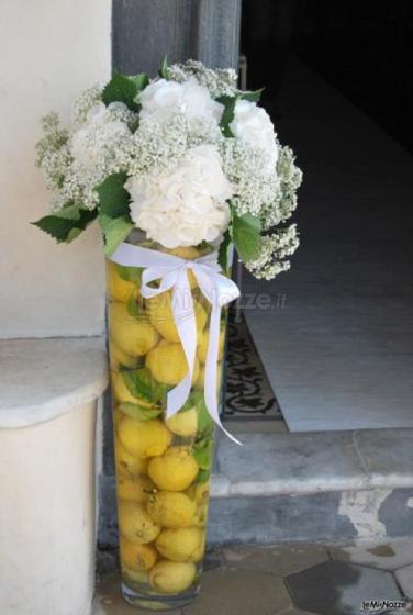 Vaso con limoni e fiori bianchi all'ingresso della chiesa
