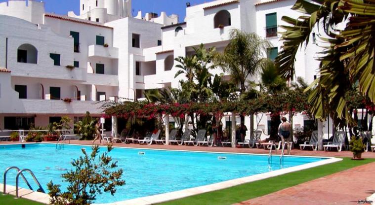 La piscina e la struttura del Saracen Sands Village