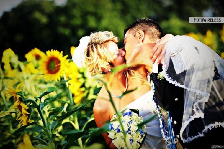 Sposi alta uniforme campo girasoli  - FotoWireless