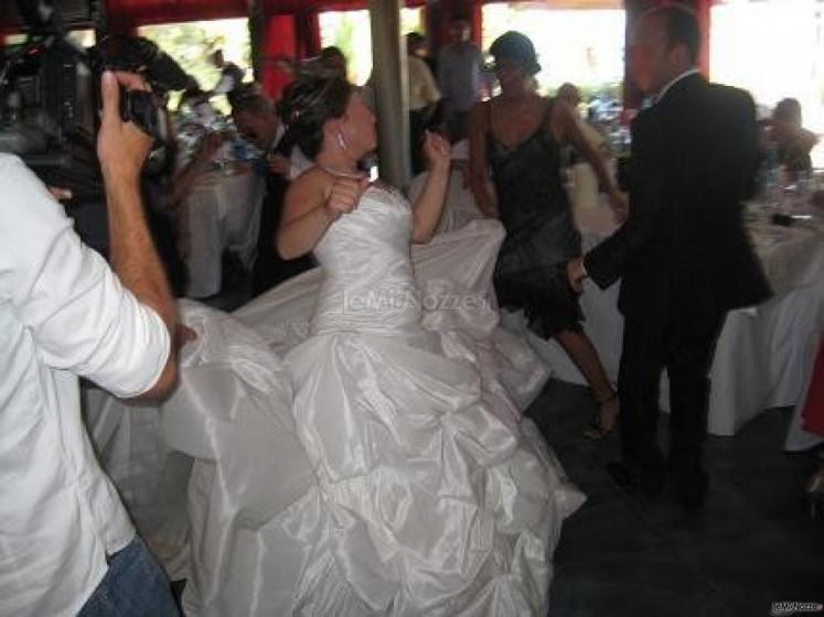 Gli sposi si divertono nel ballo con amici e parenti - Solitignoti