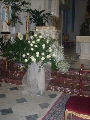Rose, nebbiolina e tulle per le decorazioni in chiesa