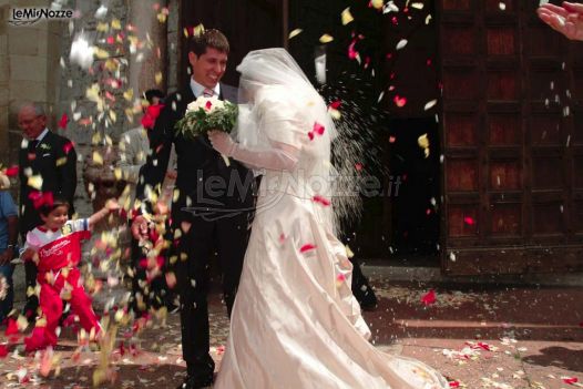 Foto del lancio dei petali agli sposi all'uscita dalla chiesa