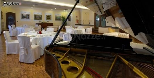 Elegante pianoforte nella sala ricevimenti