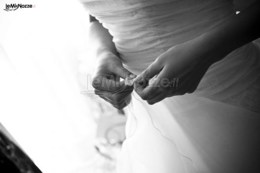 Dettaglio della sposa durante i preparativi di matrimonio