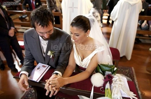 Lo sposo e la sposa durante la cerimonia