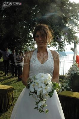 Sposa con il bouquet di fiori