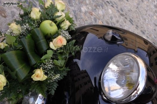 Allestimento floreale per l'auto da cerimonia