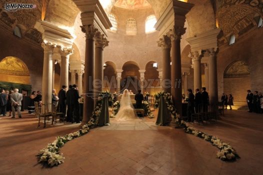 Allestimeno floreale per la cerimonia nuziale in chiesa