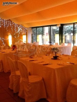 I tavoli da 8 nella grande veranda - Ricevimento di matrimonio a Casa dei Ciliegi Milano