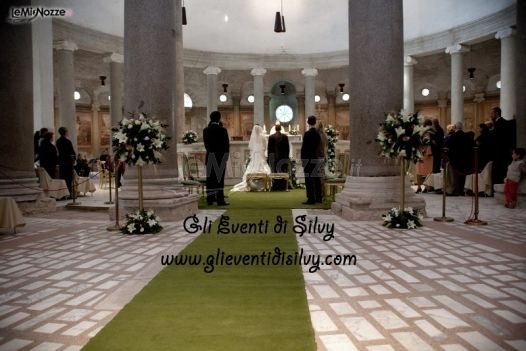 Sposi sull'altare con testimoni di nozze