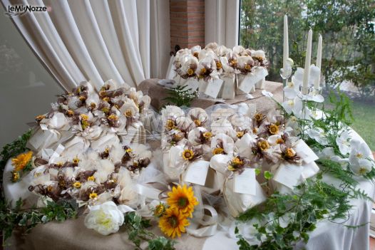 Il tavolo delle bomboniere allestito con girasoli