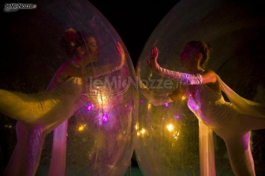 Spettacolo di danza dentro un involucro trasparente