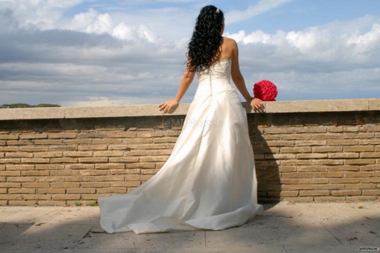 Sposa in terrazza con bouquet rosso