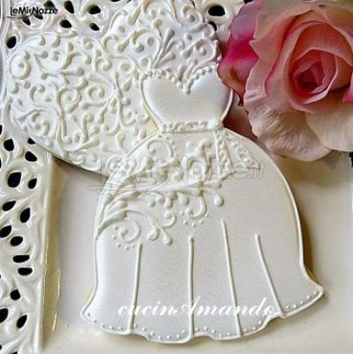 Biscotto decorato a forma di vestito da sposa